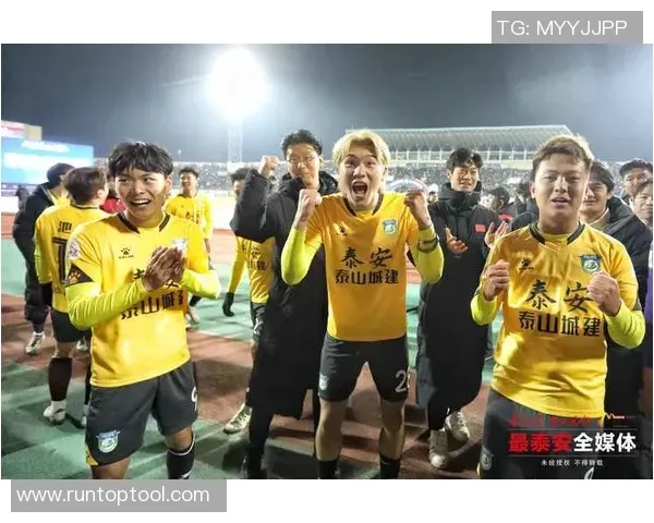 篮球勇士教练组进行临场换人调整收好效果